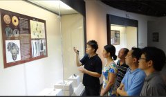 王舒乙在錢幣展現(xiàn)場為觀眾免費講解