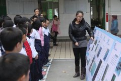 《釣魚島——?dú)v史與主權(quán)》圖片展覽進(jìn)三明三中