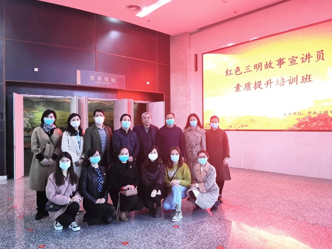 三明市博物館向紅色三明故事優(yōu)秀宣講員頒發(fā)志愿者證書
